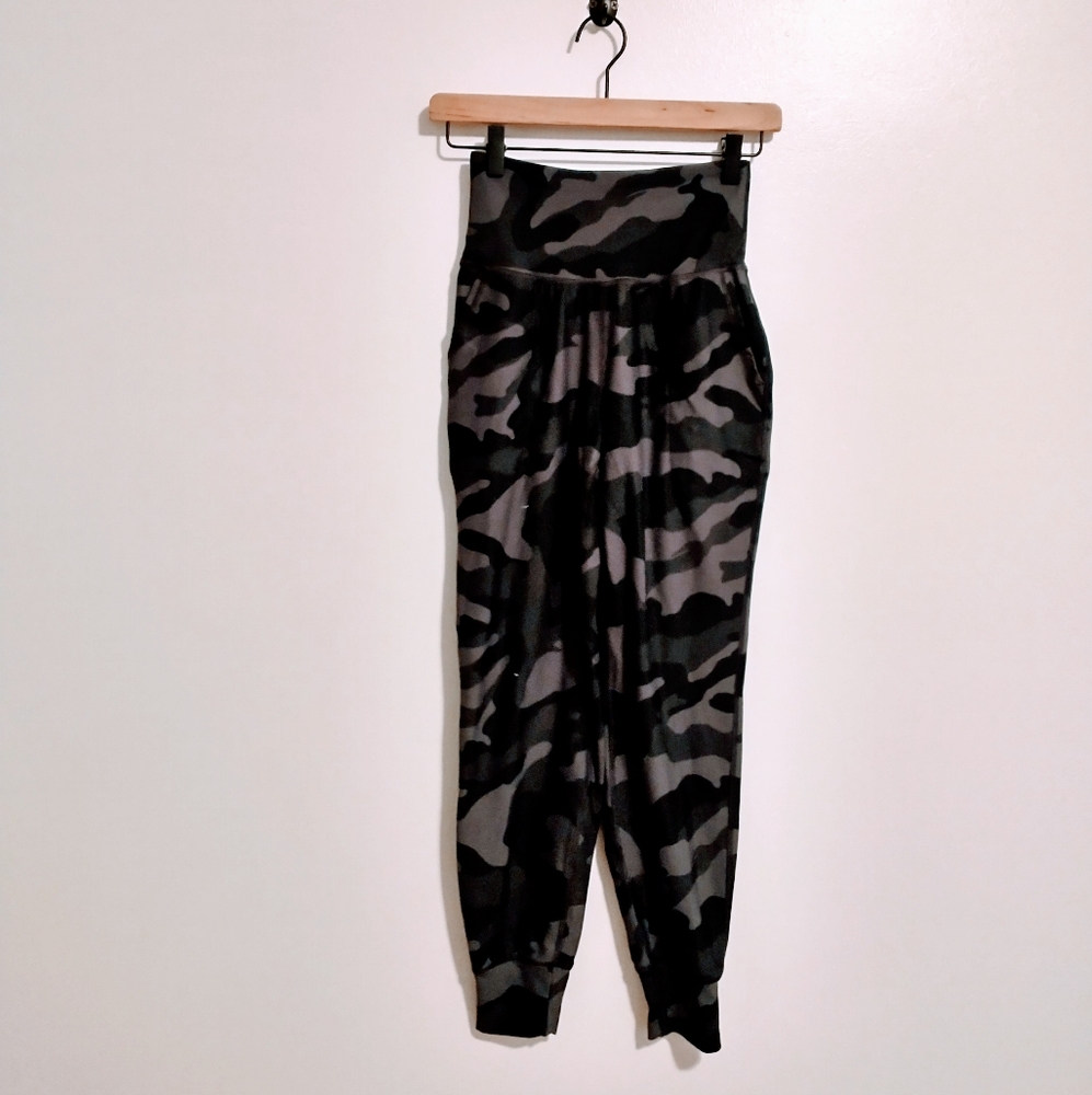 High waisted 7/8 power soft joggers. Old Navy grey army  print with pockets size
